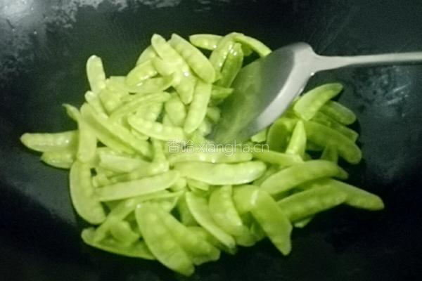 双椒腊肠炒荷兰豆的做法图解2
