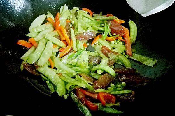 双椒腊肠炒荷兰豆的做法图解5