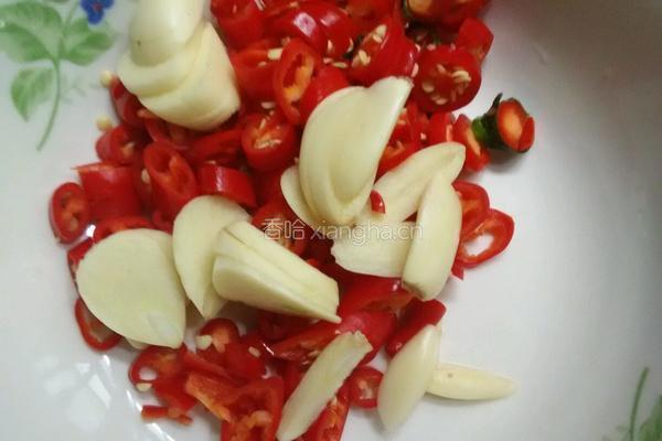 肉末炒毛豆的做法图解1