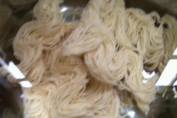 ，鲜虾骨头杂锦拉面的做法图解2