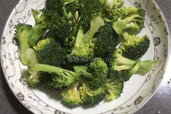 西兰花胡萝卜炒肉片的做法图解1