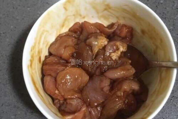 西兰花胡萝卜炒肉片的做法图解2