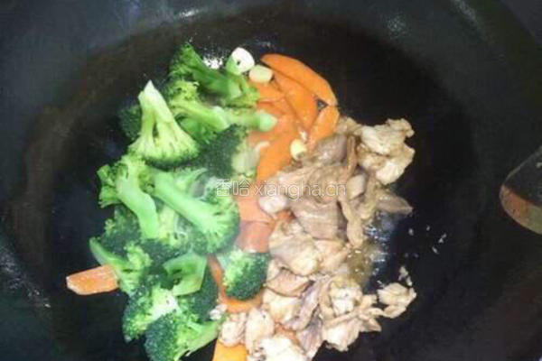 西兰花胡萝卜炒肉片的做法图解7