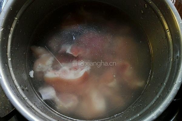板栗莲藕煲猪脚的做法图解6