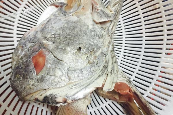 娩鱼头豆腐汤的做法图解1