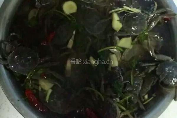 腌螃蟹的做法图解1