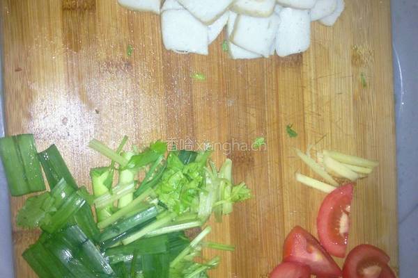 蕃茄炒鱼饼的做法图解1