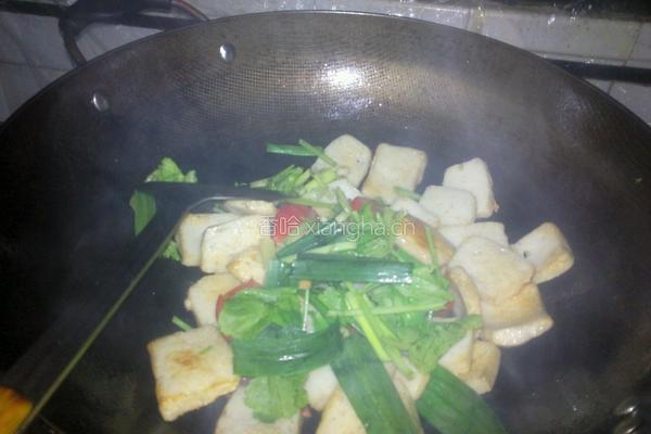 蕃茄炒鱼饼的做法图解3