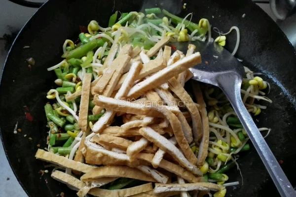 黄豆芽炖粉条的做法图解8