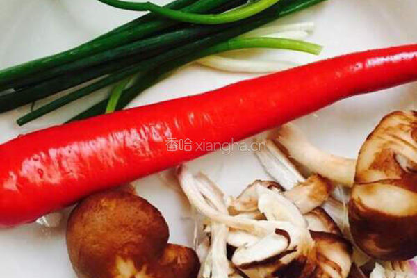 香菇绿豆芽炒肉丝的做法图解1