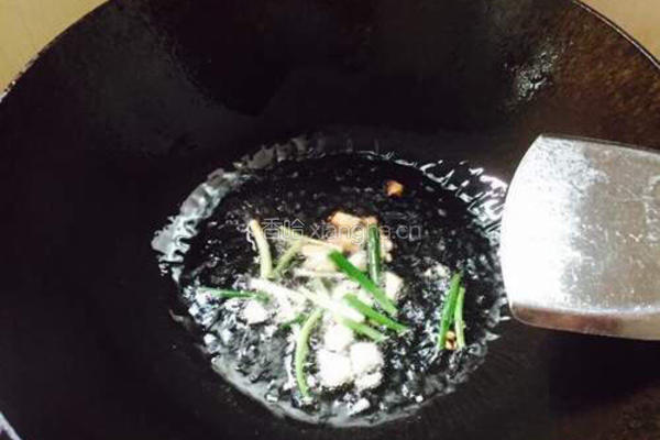 香菇绿豆芽炒肉丝的做法图解3