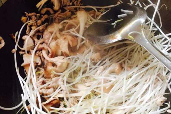 香菇绿豆芽炒肉丝的做法图解5