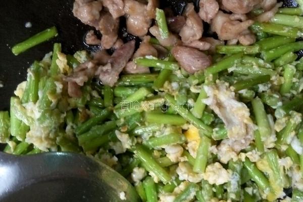 蒜苔炒鸡蛋瘦肉火龙果的做法图解7