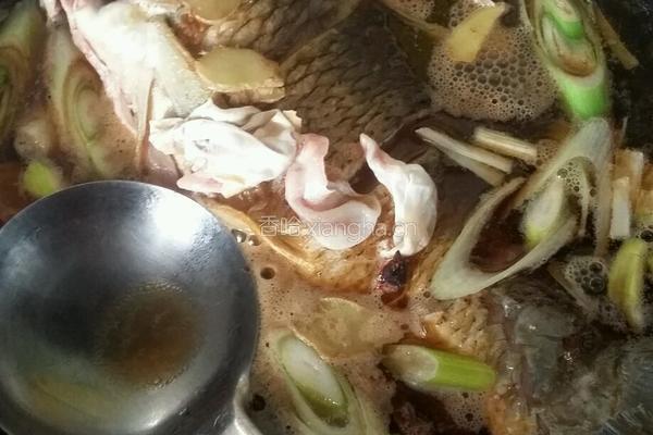 家常炖鲤鱼的做法图解3