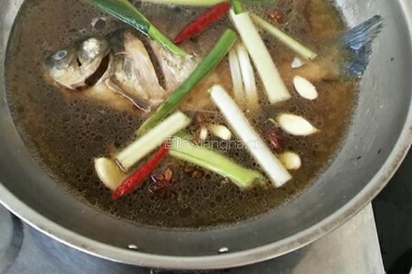 清炖鲫鱼汤。的做法图解3