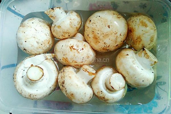 蘑菇炒肉的做法图解3