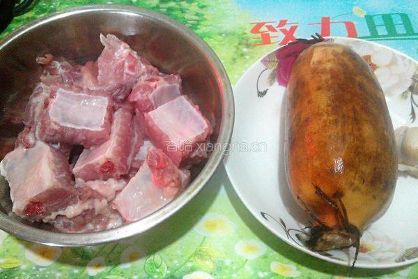 排骨炖莲藕的做法图解1