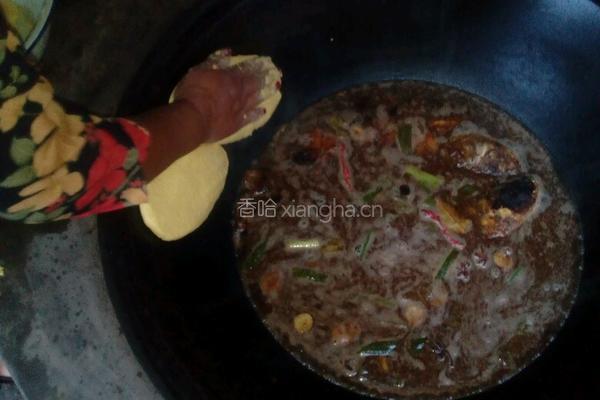 大铁锅贴饽饽熬鱼?的做法图解7