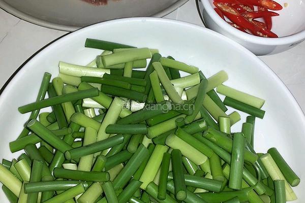 蒜薹炒肉的做法图解1