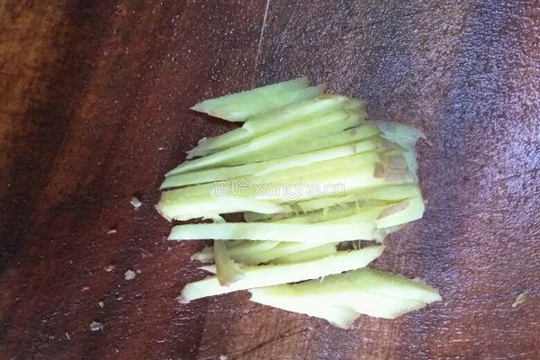 大蒜香芹炒牛肉的做法图解2