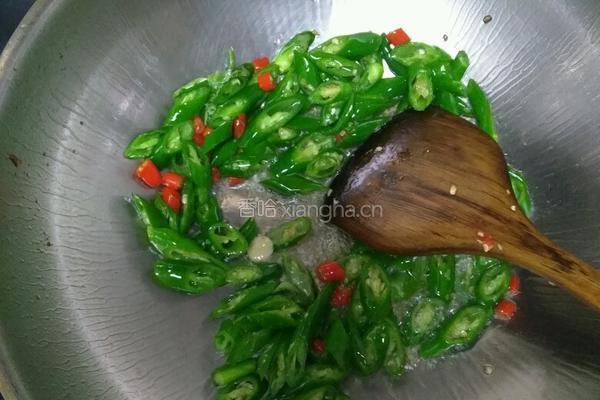 辣椒大蒜炒猪耳的做法图解2