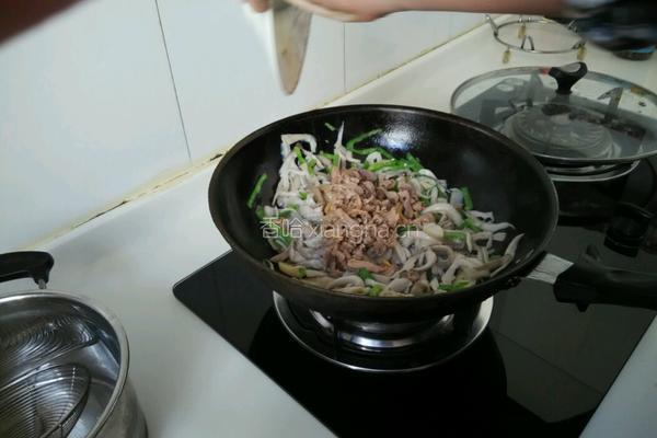 平菇炒肉的做法图解5