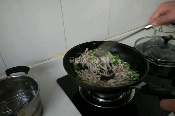 平菇炒肉的做法图解4