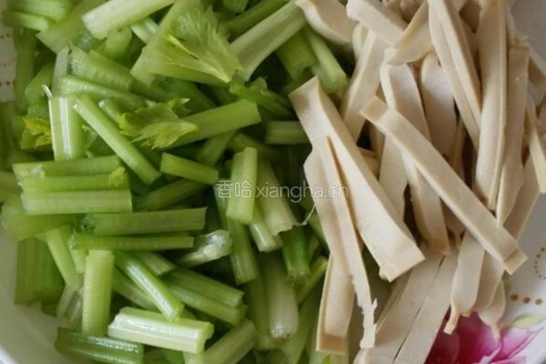 西芹炒香干的做法图解1