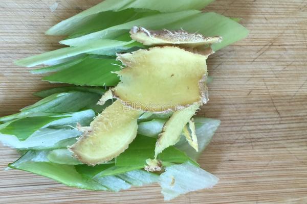鸡腿炖土豆的做法图解1
