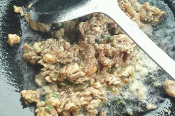 青红椒肉末炒皮蛋的做法图解3