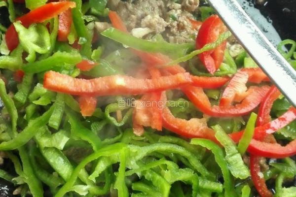 青红椒肉末炒皮蛋的做法图解4