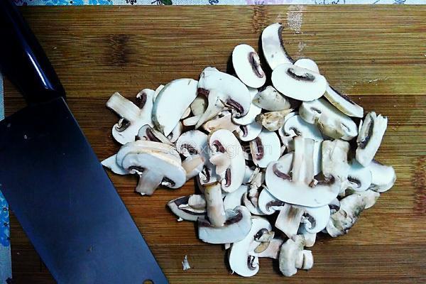 蘑菇红烧肉的做法图解2