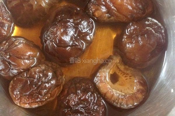 香菇什锦铁锅的做法图解1