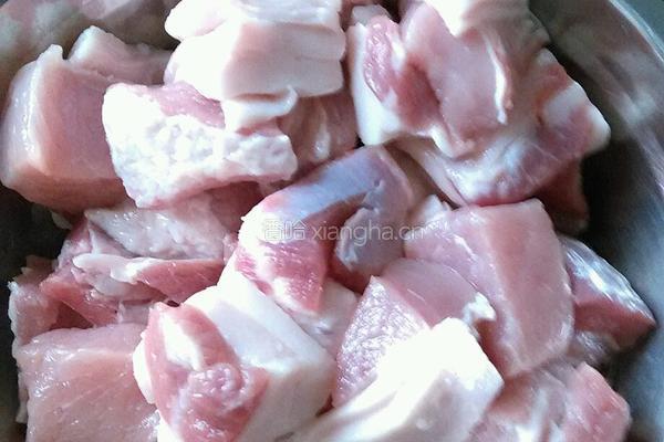 土豆烧肉的做法图解1