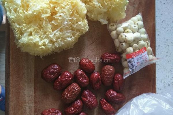 冰糖银耳红枣莲子汤的做法图解1