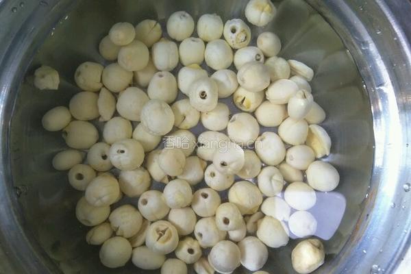 冰糖银耳红枣莲子汤的做法图解2