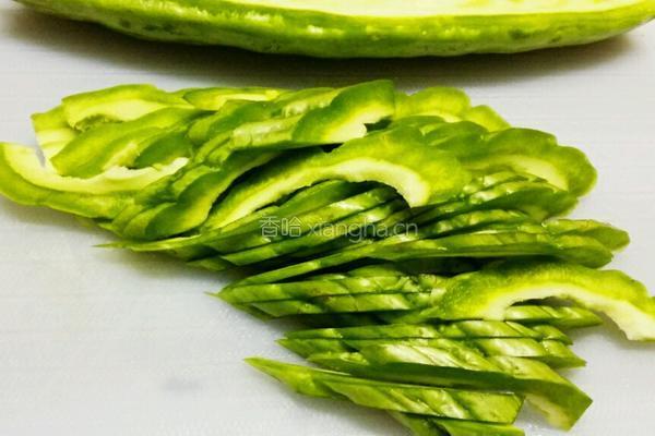 苦瓜炒蛋的做法图解2