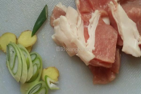 平菇炒肉片的做法图解1