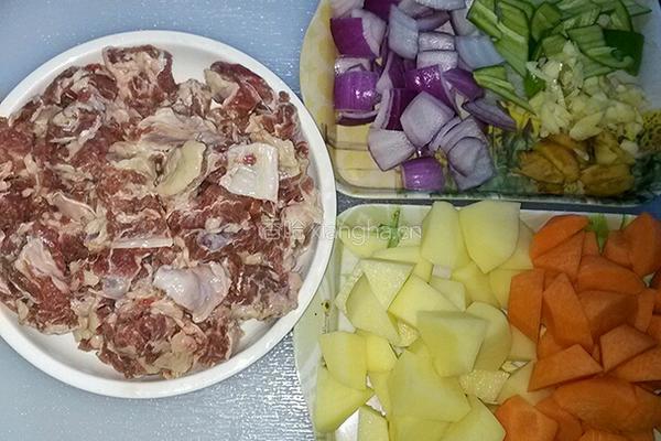 土豆胡萝卜烧牛腩的做法图解1