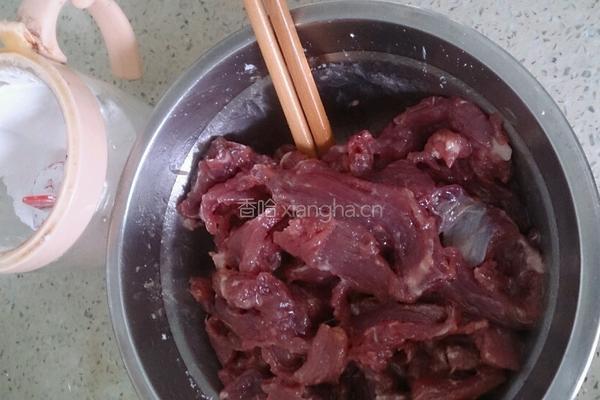 青椒炒牛肉的做法图解1
