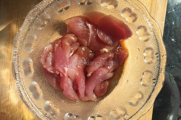 肉片炒花菜的做法图解1