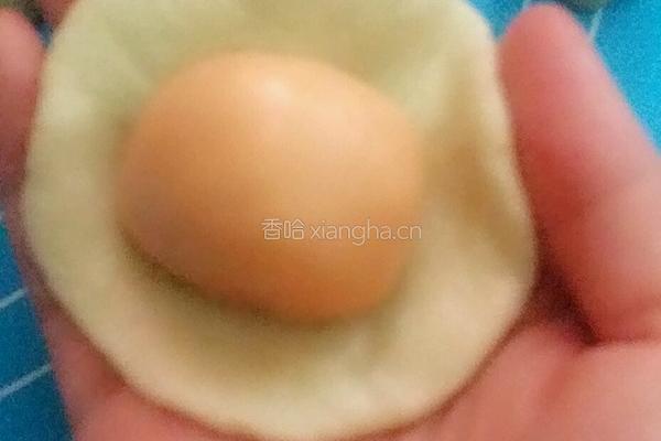 豆沙蛋黄酥的做法图解3