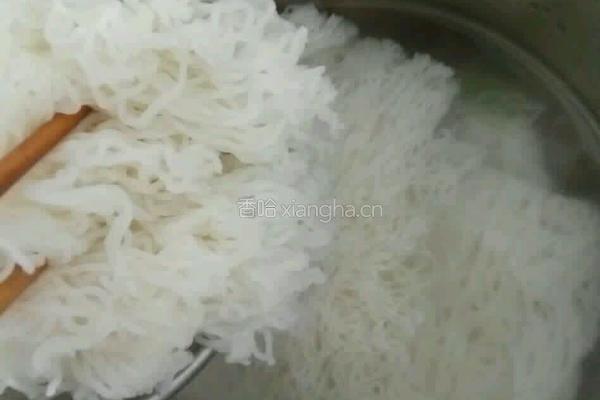 肉丸汤米粉的做法图解2