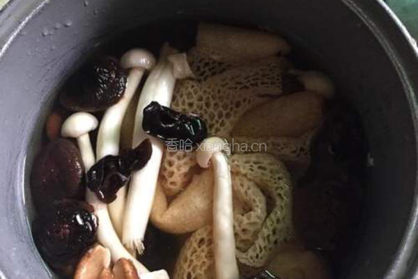 竹荪菌汤的做法图解1