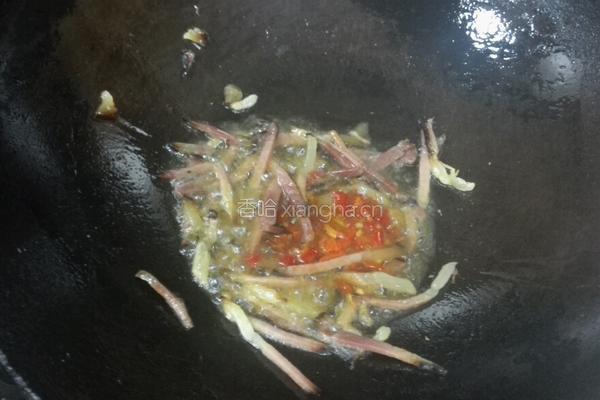 腊肉熏干炒韭菜花的做法图解2