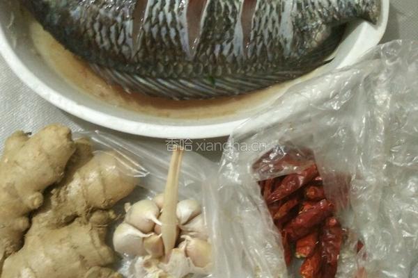 红烧鱼焖豆腐的做法图解1