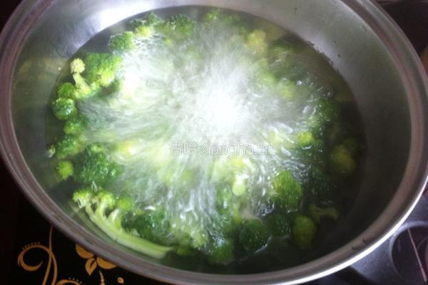 鸡腿肉炒西兰花的做法图解2