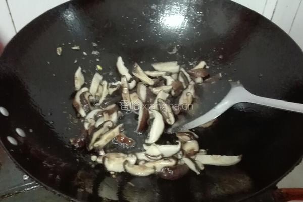 双椒蘑菇焖鸡块的做法图解6