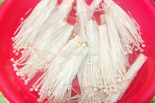 金针菇蒸排骨的做法图解2