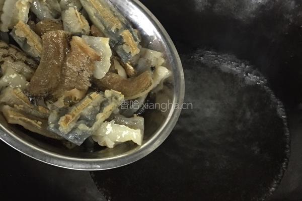 海参扒白灵菇的做法图解1